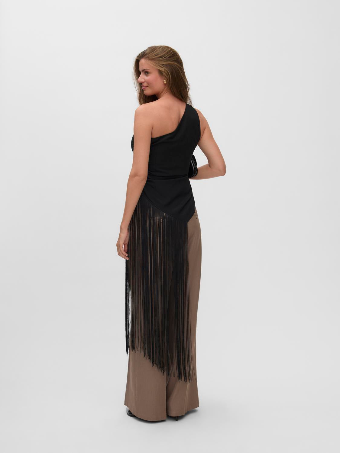model_shot-back